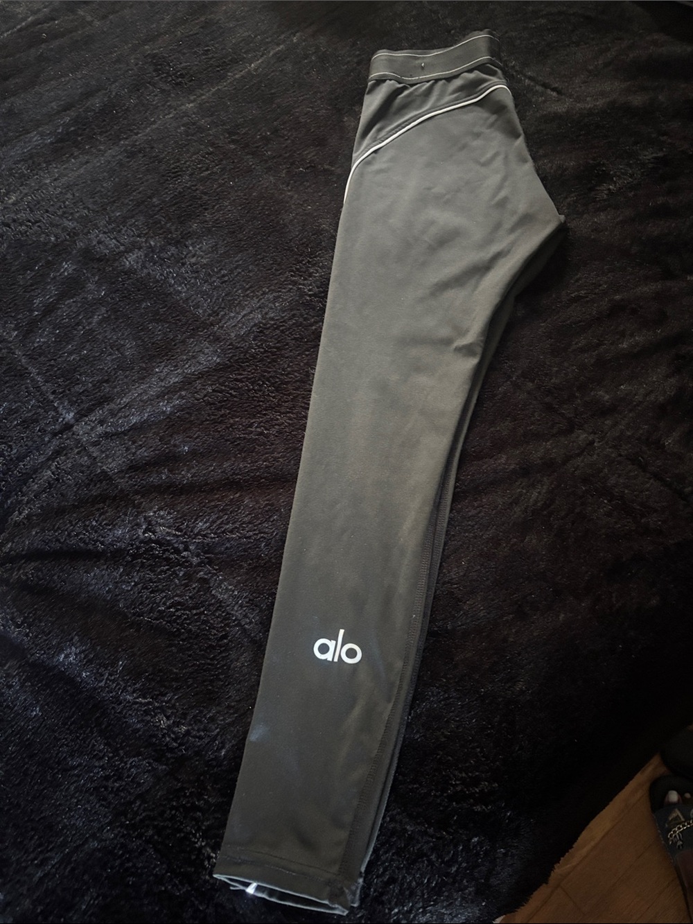 ALO Yoga  Black Leggings Style with White Logo/Piping Sz Xs-S